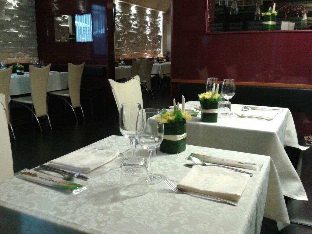 Locanda Trattoria Caffe Cavour チッタデッラ エクステリア 写真
