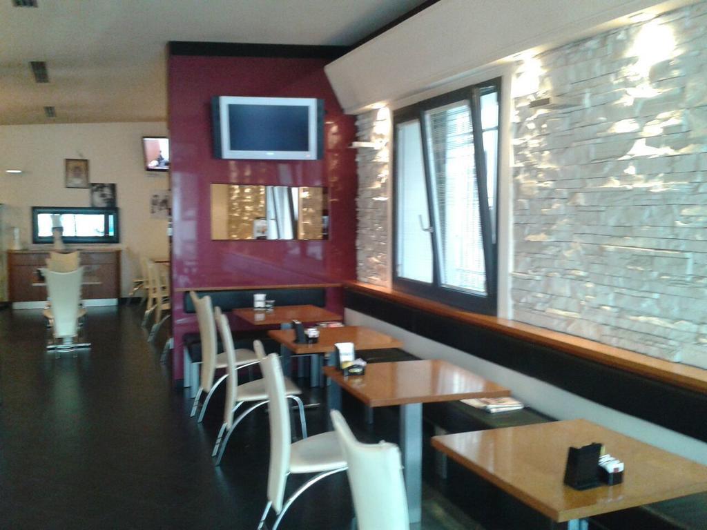 Locanda Trattoria Caffe Cavour チッタデッラ エクステリア 写真